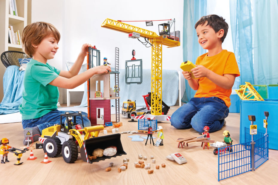 Jungs spielen Hochhausbau von Playmobil