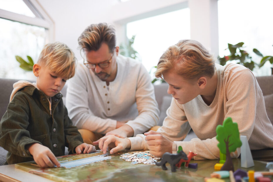 Familie spielt Brettspiel